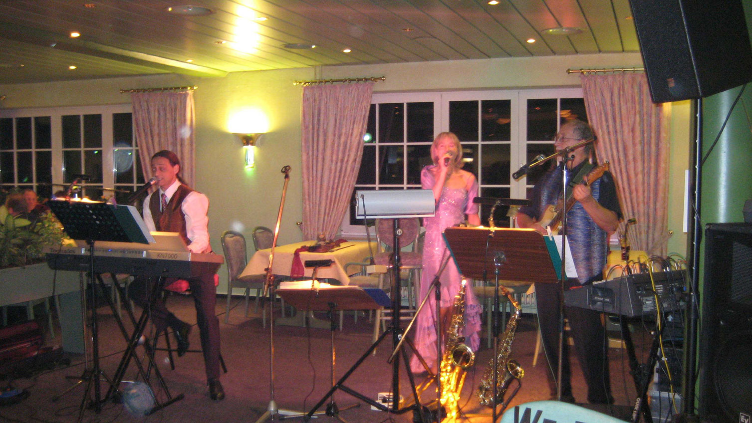 Das Westcoast-Trio spielt Livemusik auf einer grünen Hochzeit in Lübeck